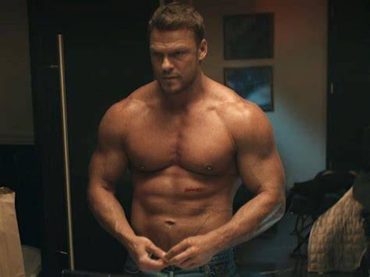 Alan Ritchson got even BIGGER and more sculpted for Season 2. Can't