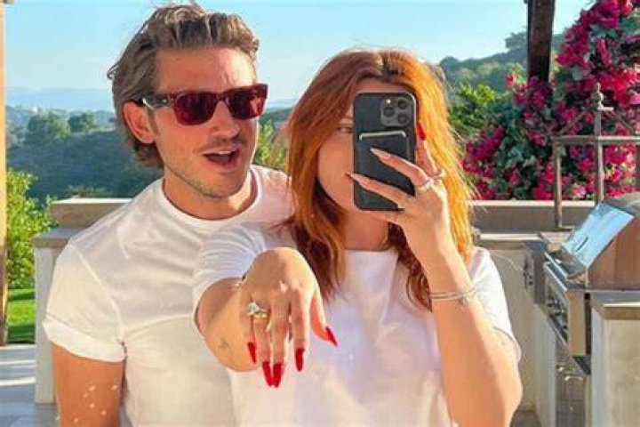 Bella Thorne e namorado Mark Emms são oficiais do Instagram Play Trucos