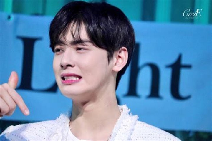 [Cha Eunwoo] Every day, every single day, with silver moon! Close