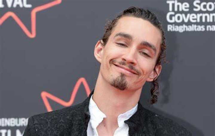 Does Robert Sheehan Have a Wife? Inside ‘The Umbrella Academy’ Star’s